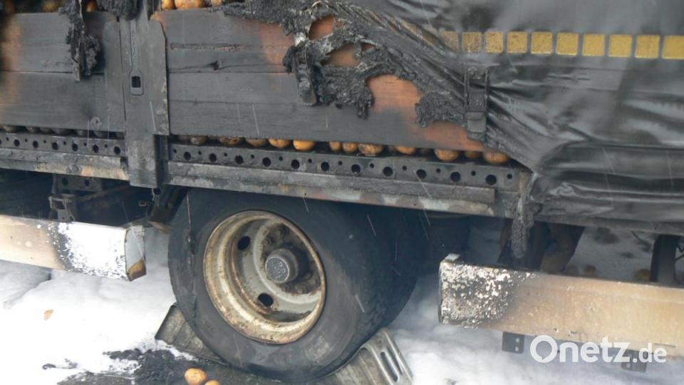 An dieser Achse dürfte sich das Feuer entzündet haben. Durch ein kaputtes Lager, das sich erhitzte, blockierten die Reifen. Bild: dob