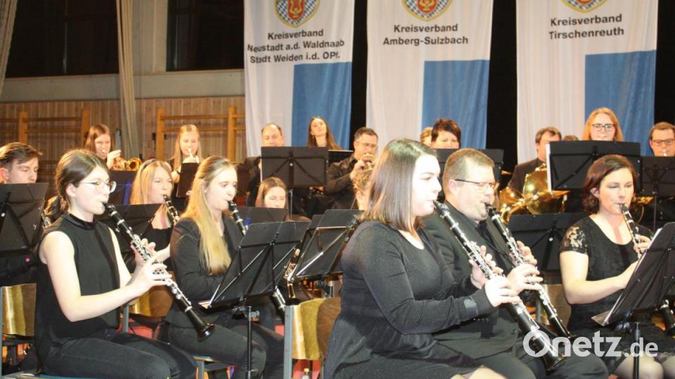 Ein fulminantes Konzert bot das Bezirksorchester des Nordbayerischen Musikbundes in der Oberviechtacher Mehrzweckhalle. Bild: lg