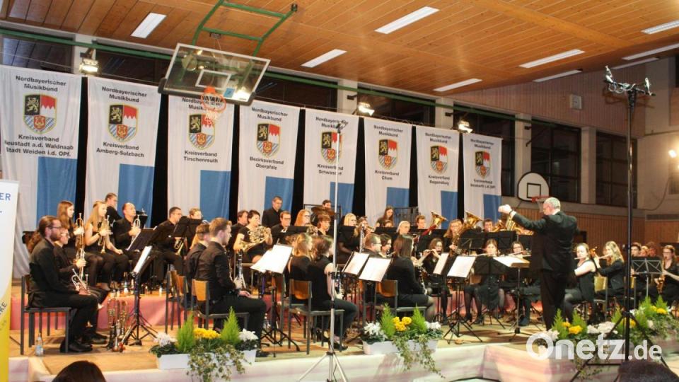 Ein fulminantes Konzert bot das Bezirksorchester des Nordbayerischen Musikbundes in der Oberviechtacher Mehrzweckhalle. Bild: lg