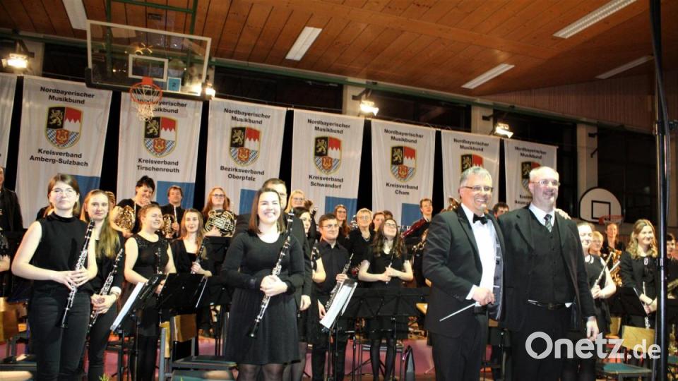 Die Dirigenten Anton Lottner (links) und Michael Schaefer wechselten sich bei der Leitung des Orchesters ab. Den Schlussapplaus genossen sie gemeinsam. Bild: lg