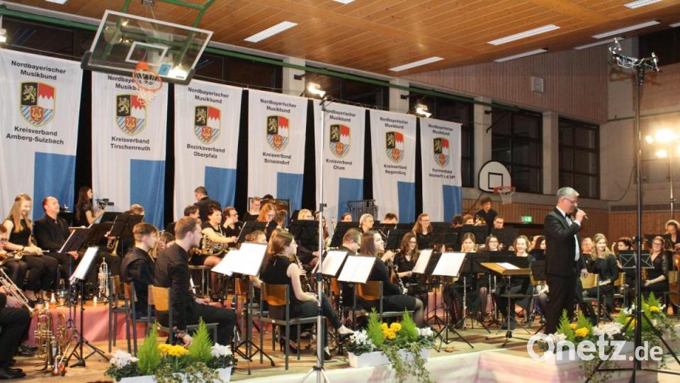 Ein fulminantes Konzert bot das Bezirksorchester des Nordbayerischen Musikbundes in der Oberviechtacher Mehrzweckhalle. Bild: lg