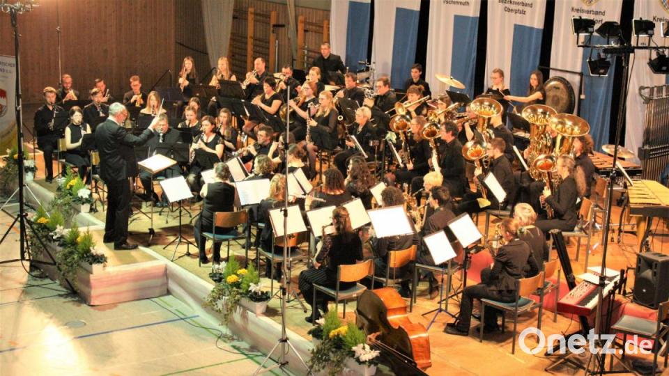 Internationale Titel der modernen Blasmusikliteratur prägten das Konzert der 55 Musiker des Bezirksorchesters der Oberpfalz, welches dieses Jahr in der Oberviechtacher Mehrzweckhalle auftrat. Bild: lg