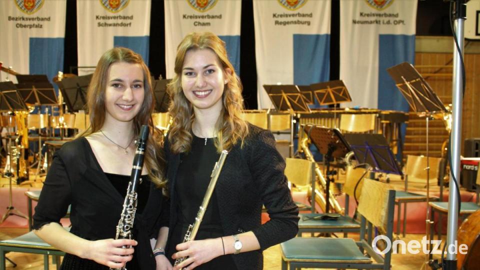 Von der ausrichtenden Oberviechtacher Stadtkapelle wirkten die zwei Schwestern Katharina Ruhland (links) und Theresa Ruhland aus Pottenhof im Orchester mit. Bei der musikalischen Qualifizierung besitzen sie das D3-Niveau. Bild: lg