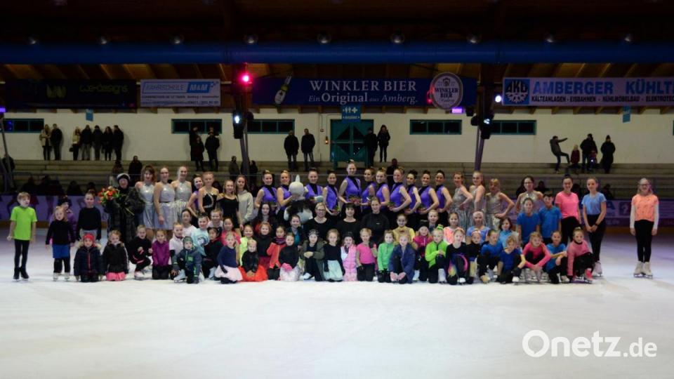 Gruppenbild zum Abschlus des Schaulaufs der Eiskunstlaufabteilung Bild: Andreas Brückmann