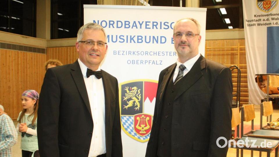Die Dirigenten Anton Lottner (links) und Michael Schaefer. Bild: lg