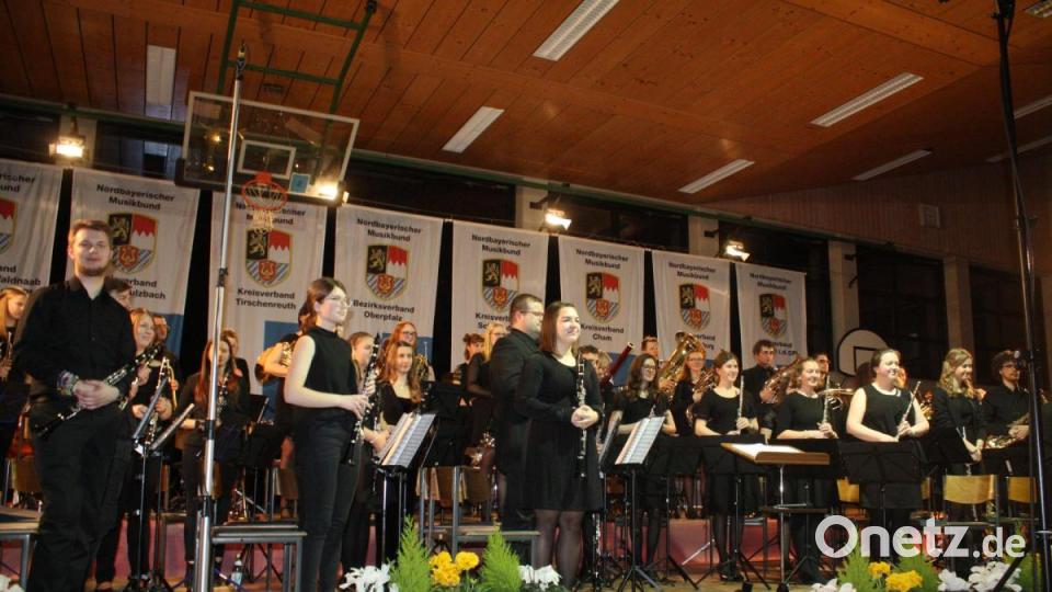 Ein fulminantes Konzert bot das Bezirksorchester des Nordbayerischen Musikbundes in der Oberviechtacher Mehrzweckhalle. Bild: lg