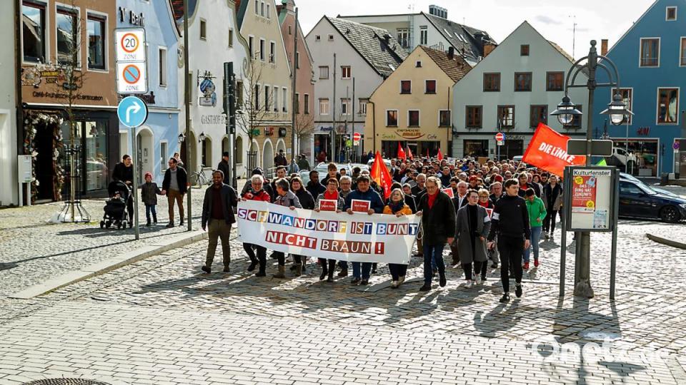 Rund 350 Bürger versammelten sich am Sonntag hinter dem Transparent des &quot;Bündnisses gegen Rechtsextremismus&quot; . Das Motto der Kundegebung: Bei den Wahlen Haltung zeigen: Gegen Hass und Hetze im Rathaus&quot;. Bild: Clemens Hösamer