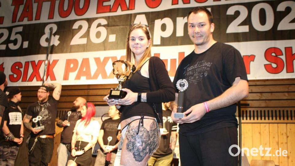 Laurenzo von &quot;Chic Tattoo&quot; tätowiert das beste Tattoo des Tages. Melinda präsentiert es stolz. Bild: sne