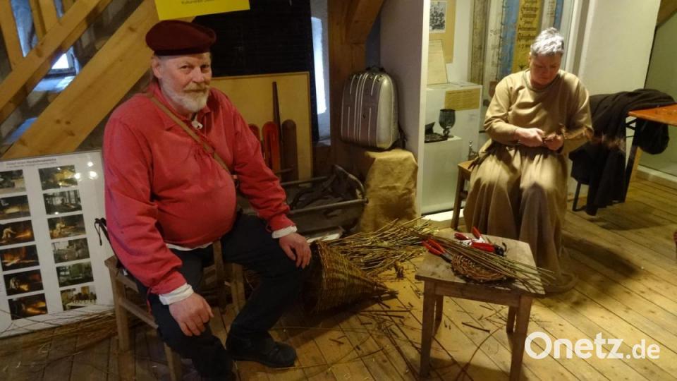 Vom Kulturverein Deberndorf bei Cadolzburg, einem Patenverein des Stiber-Fähnleins, sind die Korb- und Weidenflechter ins Museum gekommen. Bild: hka