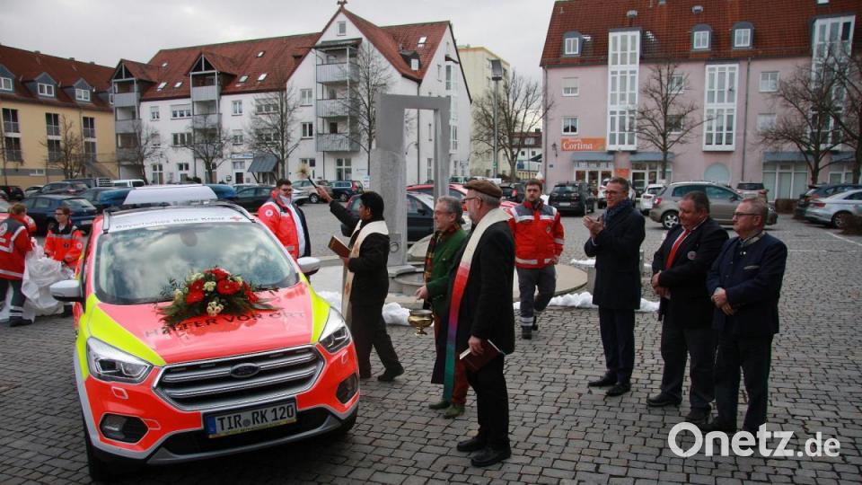 Die Fahrzeugsegnung nahmen der evangelische Geistliche Pfarrer Martin Schlenk und Pfarrvikar Pater Charles John gemeinsam vor. Bild: wro