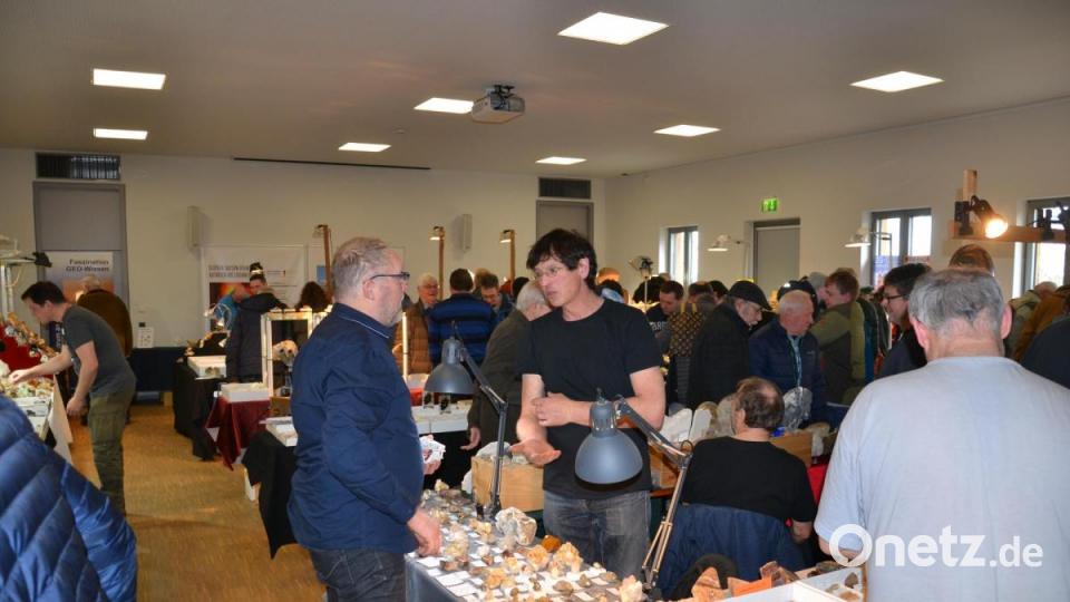 Rund 500 Gäste bewundern die Mineralien und Fossilien bei der Börse an der KTB in Windischeschenbach. Bild: fuw