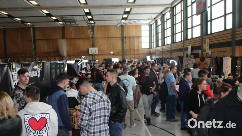 Viele Besucher schauen sich bei der Veranstaltung um. Bild: sne