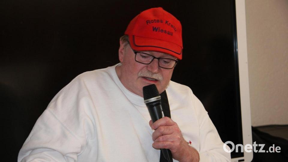 Humorist Ewald Oppl ließ es sich nicht nehmen, ebenfalls eine Festrede zu halten. Der Wiesauer hatte sich die Mühe gemacht, seine Ansprache in Reimform zu gestalten. Bild: wro