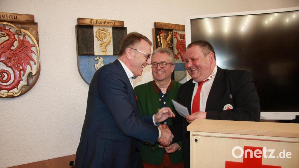 Mit einem finanziellen Beitrag unterstützte auch der Kreisverband die Fahrzeugbeschaffung. Den Umschlag überreichten BRK-Kreisvorsitzender Franz Stahl und sein Stellvertreter Toni Dutz an Bereitschaftsleiter Robert Wolfrum (von links). Bild: wro