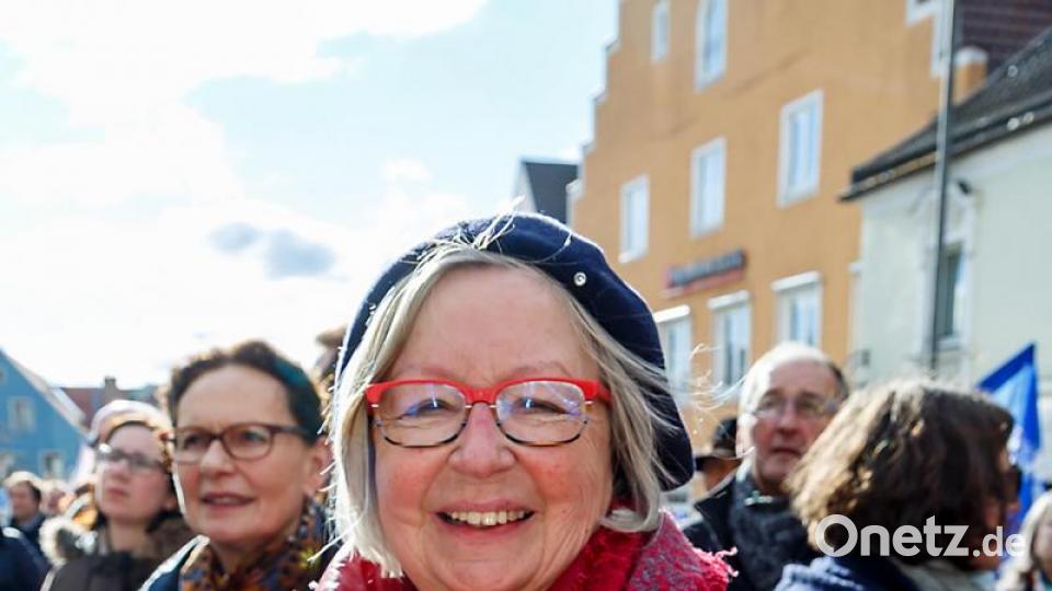 Rund 350 Bürger versammelten sich am Sonntag hinter dem Transparent des &quot;Bündnisses gegen Rechtsextremismus&quot; . Das Motto der Kundegebung: Bei den Wahlen Haltung zeigen: Gegen Hass und Hetze im Rathaus&quot;. Bild: Clemens Hösamer