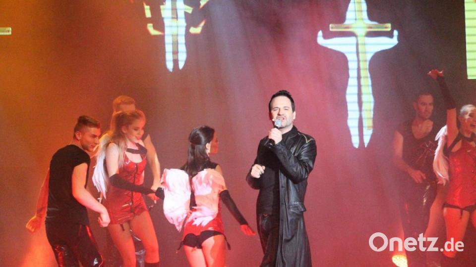 Engelchen und Teufelchen: Jesus Christ Superstar überzeugte mit brennenden Kreuzen und knappen Outfits - weit entfernt vom Original. Micha van de Weg verkörpert gleich Judas und Jesus in einem. Auch das berühmte Lied &quot;Superstar&quot; wird als &quot;Jesus Christ&quot; falsch betitelt verkauft. Bild: Dagmar Williamson