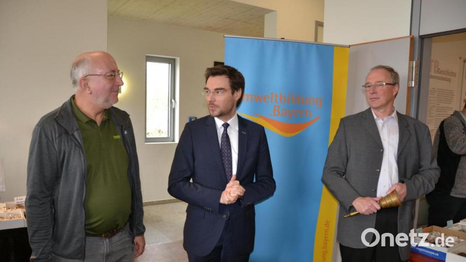 Diplomgeograph Martin Füßl von der Vereinigung der Freunde der Mineralogie und Geologie, Stephan Oetzinger, Landtagsabgeordneter und Vorsitzender des Träger- und Fördervereins des Geo-Zentrums, und Frank Holzförster, Leiter der KTB in Windischeschenbach (von links), eröffnen die 21. Mineralien- und Fossilienbörse an der KTB in Windischeschenbach. Bild: fuw