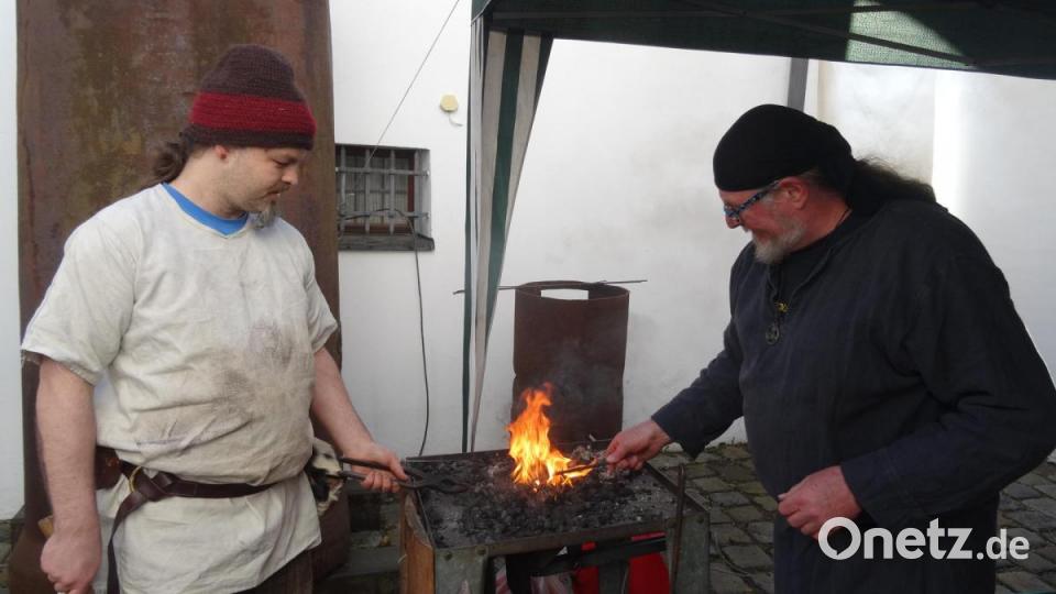 Im Museumshof glüht das Schmiedefeuer, mit dem die fränkische Gruppe &quot;Keltensonne&quot; aus Hormersdorf Amulette, Würfel und Gewandspangen herstellt. Bild: hka