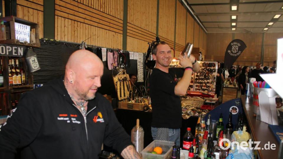 Die Mixer von Hempel-Events versorgen die Gäste mit Drinks. Bild: sne