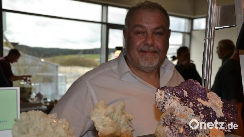 Mineraliensammler Roland Fuchs stellt seit 21 Jahren bei der Mineralienbörse an der KTB Windischeschenbach aus. Er sagt: &quot;Um etwas Besonderes zu finden, braucht man Glück und Erfahrung.&quot; Bild: fuw