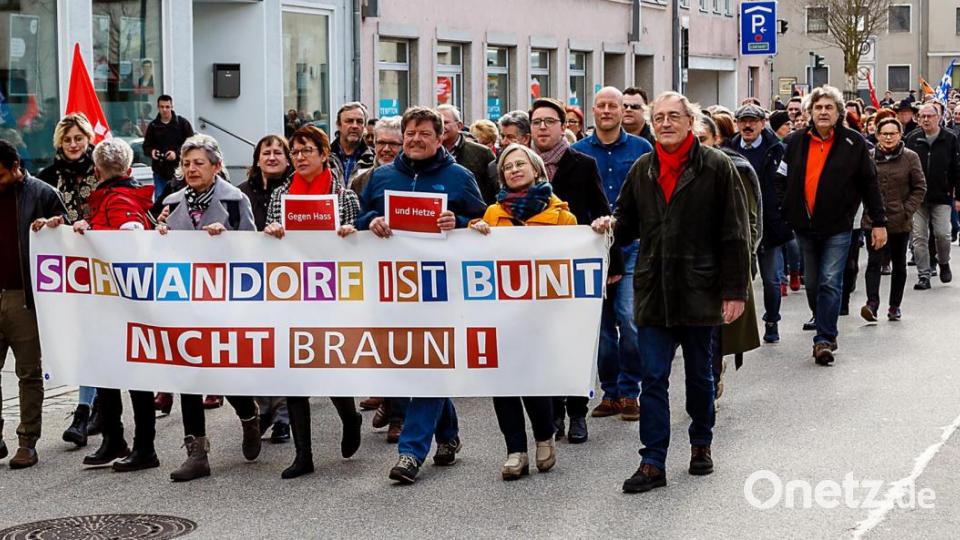 Rund 350 Bürger versammelten sich am Sonntag hinter dem Transparent des &quot;Bündnisses gegen Rechtsextremismus&quot; . Das Motto der Kundegebung: Bei den Wahlen Haltung zeigen: Gegen Hass und Hetze im Rathaus&quot;. Bild: Clemens Hösamer