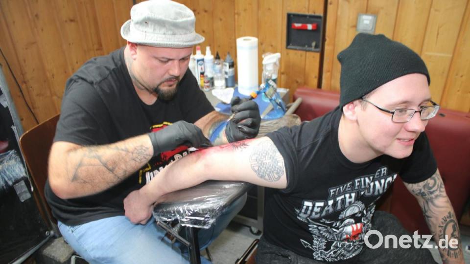 Viele Gäste lassen sich bei der &quot;Tattoo Expo&quot; in Grafenwöhr spontan ein Tattoo stechen. Bild: sne