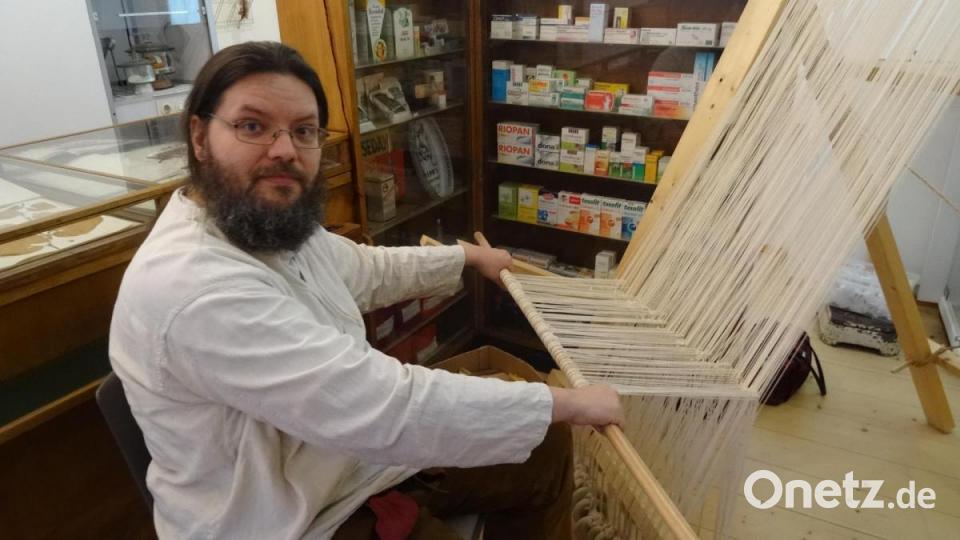 Sebastian Zach vom Stiber-Fähnlein bedient einen Gewichtswebstuhl, der möglicherweise schon in der Steinzeit in ähnlicher Form verwendet wurde. Bild: hka