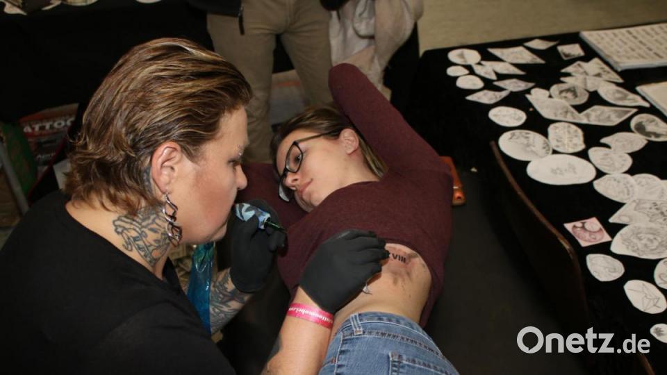 Der erste Teil des Tattoos ist geschafft. Bild: sne