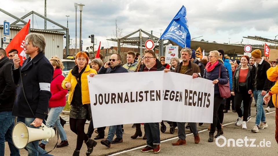 Rund 350 Bürger versammelten sich am Sonntag hinter dem Transparent des &quot;Bündnisses gegen Rechtsextremismus&quot; . Das Motto der Kundegebung: Bei den Wahlen Haltung zeigen: Gegen Hass und Hetze im Rathaus&quot;. Bild: Clemens Hösamer