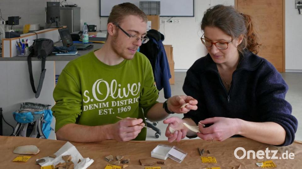 Markus Rühle und Viviane Diederich sortieren die Fundstücke in der Archaeo-Werkstatt. Bild: tr