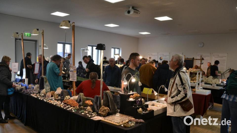Rund 500 Gäste bewundern die Mineralien und Fossilien bei der Börse an der KTB in Windischeschenbach. Bild: fuw