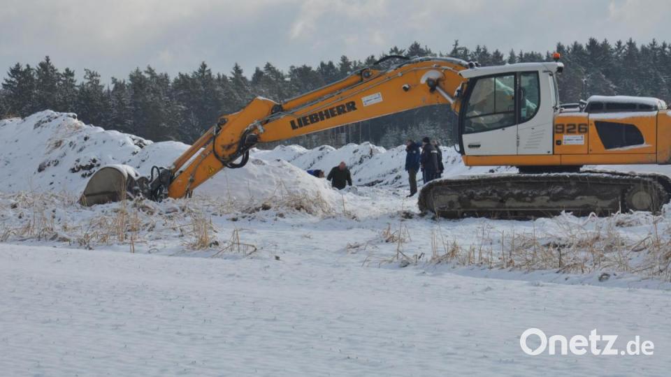 Am Freitagvormittag rückten der Kampfmittelräumdienst an, um die Bombe zu begutachten. Bild: rti