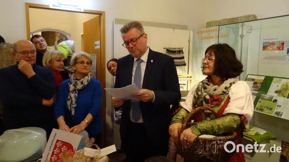 Tanja Weiß und Michael Göth bei der Preisverleihung. Die Kinder mußten Quizfragen beantworten und haben dabei viel über das Museum gelernt. Bild: hka