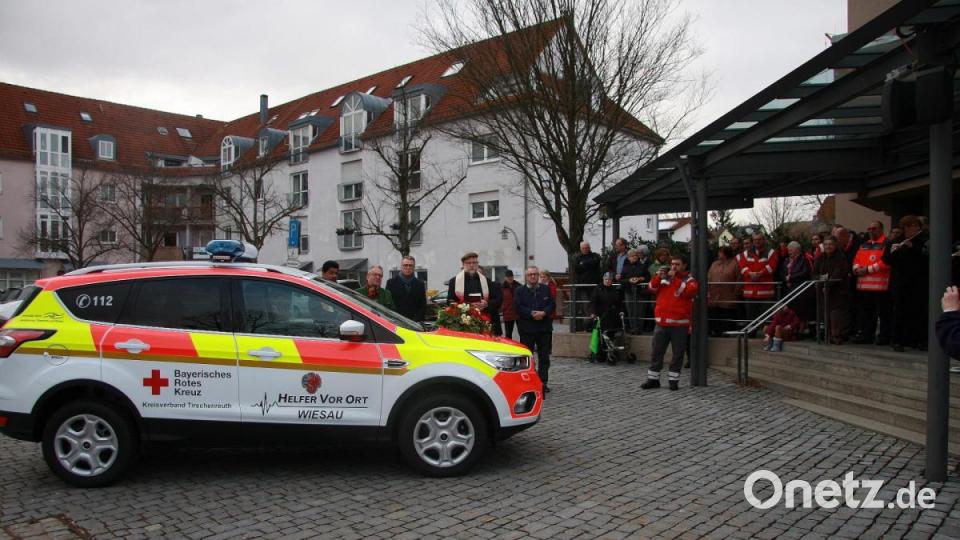 Im Beisein zahlreicher Gäste wurde das neue HvO-Auto beim Rathaus vorgestellt. Bild: wro