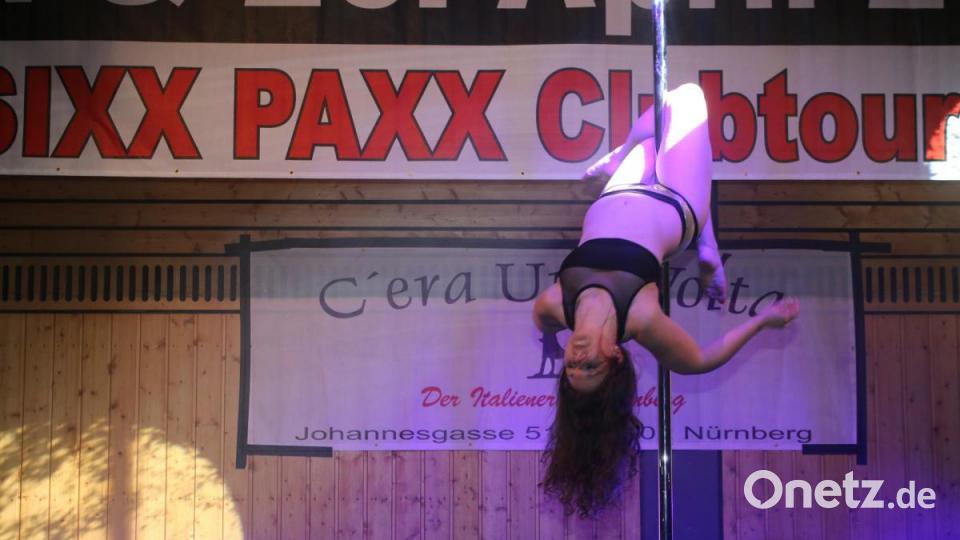 Sabine vom Studio Balance in Neumarkt zeigt &quot;Pole Dance&quot;. Bild: sne