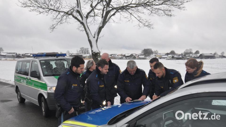 Die Polizisten stimmten sich ab, wie sie die Wege nach Lengenfeld absperren. Bild: rti