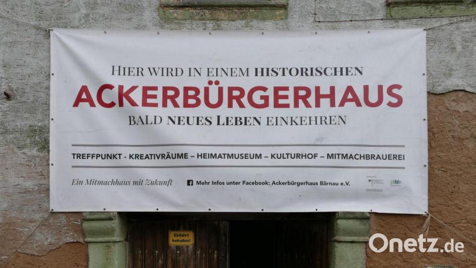 Dieses Banner weist über dem Eingang auf die Verwendung des Ackerbürgerhauses nach der Sanierung hin. Bild: tr