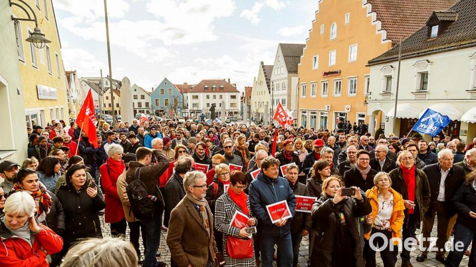 Rund 350 Bürger versammelten sich am Sonntag hinter dem Transparent des &quot;Bündnisses gegen Rechtsextremismus&quot; . Das Motto der Kundegebung: Bei den Wahlen Haltung zeigen: Gegen Hass und Hetze im Rathaus&quot;. Bild: Clemens Hösamer