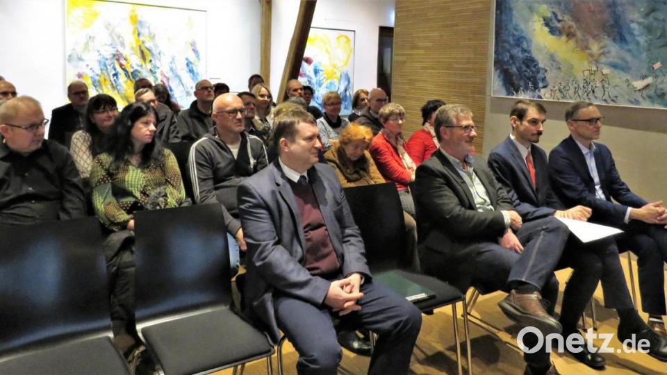 Aufmerksam hörten die Gäste den Berichten der Geschichtsforscherin zu. Bild: ubb