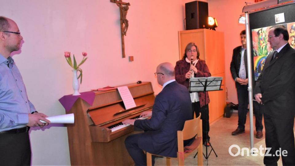 Christian Baumann (links) gibt Erklärungen zu den Hungertüchern. Musikalisch umrahmen Walter Thurn und Johanna Rubenbauer die Vernissage. Bild: rgr