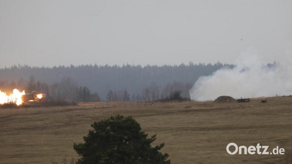 Mehrfachraketenwerfer vom Typ M270A1, Multiple Launch Rocket System (MLRS) des 1st Battalion, 6th Field Artillery Regiment feuert auf dem Truppenübungsplatz Grafenwöhr während einer Übung. Bild: hbe