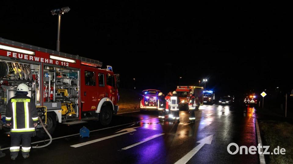 An der Unfallstelle waren die Feuerwehren aus Riglasreuth, Neusorg und Lochau. Bild: Roland Wellenhoefer