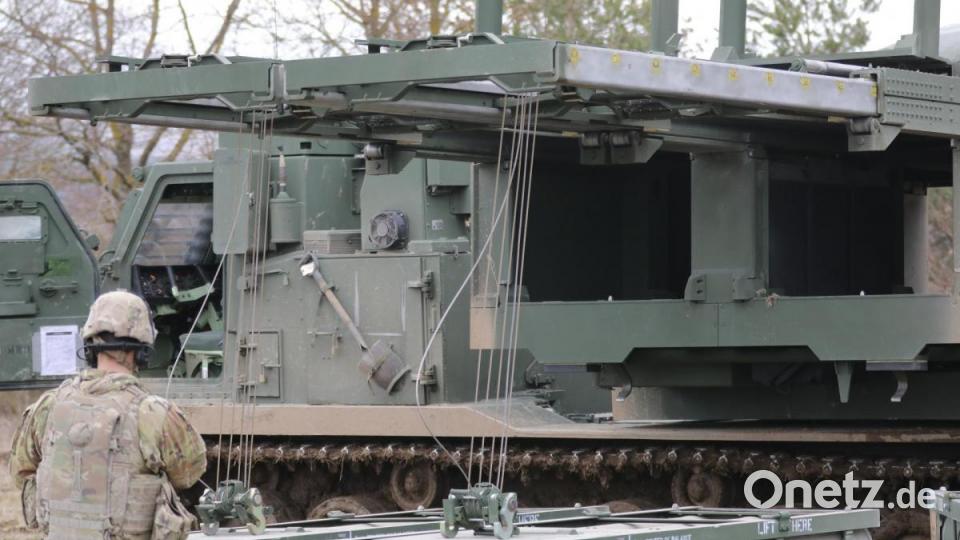 Die Soldaten laden die Startbehälter in ihren Raketenwerfer vom Typ M270A1, Multiple Launch Rocket System (MLRS) des 1st Battalion, 6th Field Artillery Regiment aus Grafenwöhr. Bild: hbe