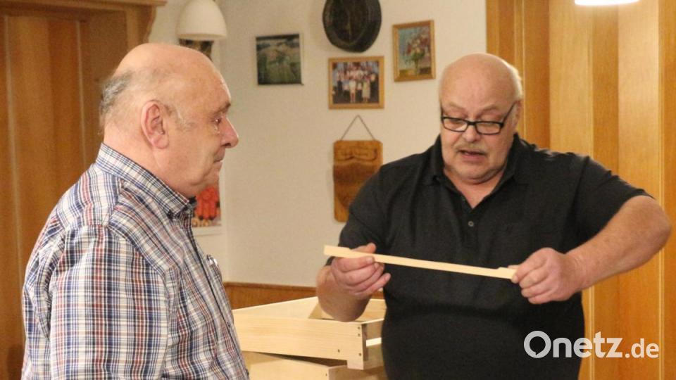 Hans Kaiser und Josef Seidl (rechts) zeigten den Interessenten, wie eine Beute aufgebaut wird. Dabei ist jedes Detail wichtig. Bild: rpp