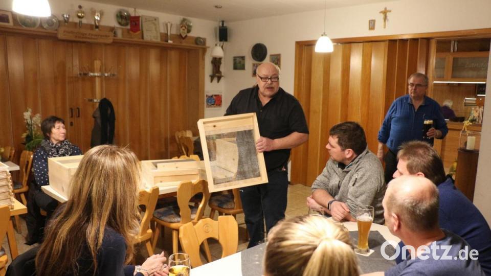 Das Varroamilbengitter und der Schieber dazu dürfen in keiner Beute fehlen! Bild: rpp