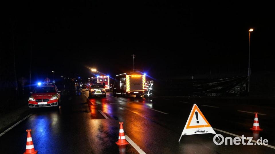 An der Unfallstelle waren die Feuerwehren aus Riglasreuth, Neusorg und Lochau. Bild: Roland Wellenhoefer