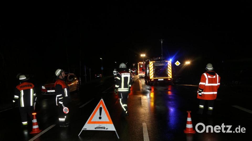 An der Unfallstelle waren die Feuerwehren aus Riglasreuth, Neusorg und Lochau. Bild: Roland Wellenhoefer