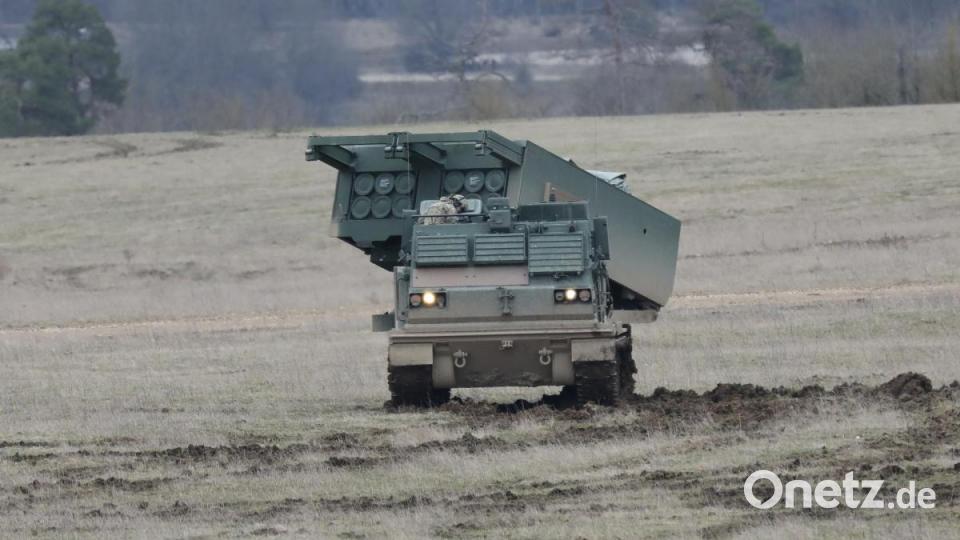 Ein Raketenwerfer vom Typ M270A1, Multiple Launch Rocket System (MLRS) des 1st Battalion, 6th Field Artillery Regiment steht in der Feuerstellung auf dem Truppenübungsplatz Grafenwöhr. Bild: Alexander Pausch