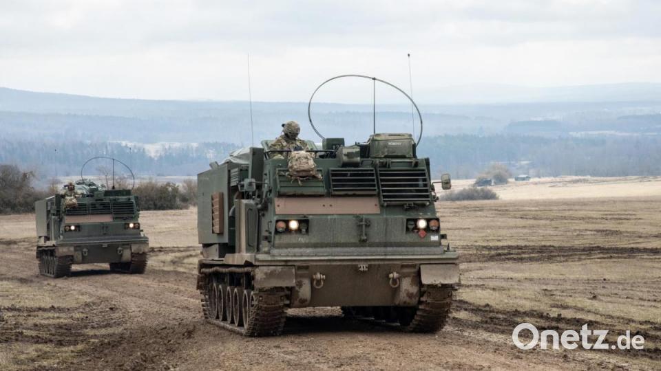 Zwei Raketenwerfer vom Typ M270A1, Multiple Launch Rocket System (MLRS) des 1st Battalion, 6th Field Artillery Regiment fahren über den Truppenübungsplatz Grafenwöhr. Bild: hbe