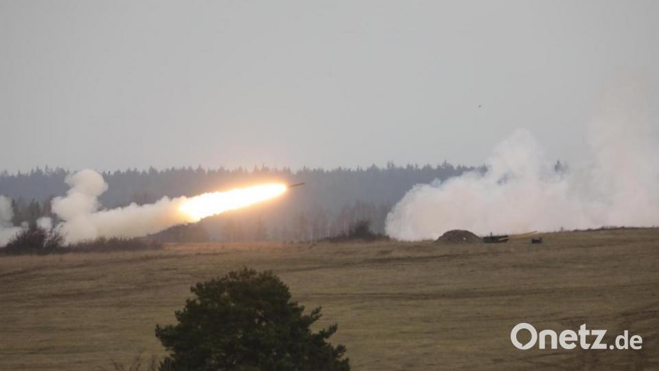 Vier Mehrfachraketenwerfer vom Typ M270A1, Multiple Launch Rocket System (MLRS) des 1st Battalion, 6th Field Artillery Regiment feuern bei einem Übungsschießen auf dem Truppenübungsplatz Grafenwöhr ihre Raketen ab. Bild: hbe